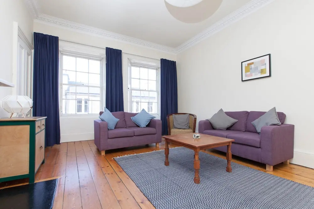 Traditional 3 Bedroom Apartment in Central Edinburgh