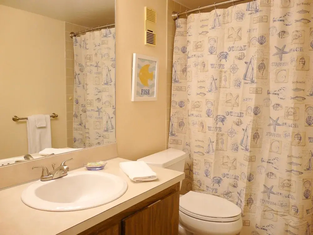Condo With Pool, View of Clam Bay and Walk to Beach