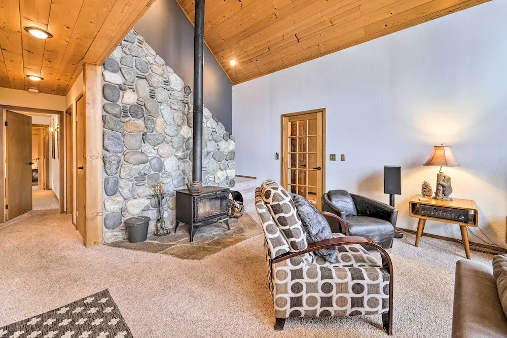 Deck + Fireplace: Log Cabin in Tahoe Donner!