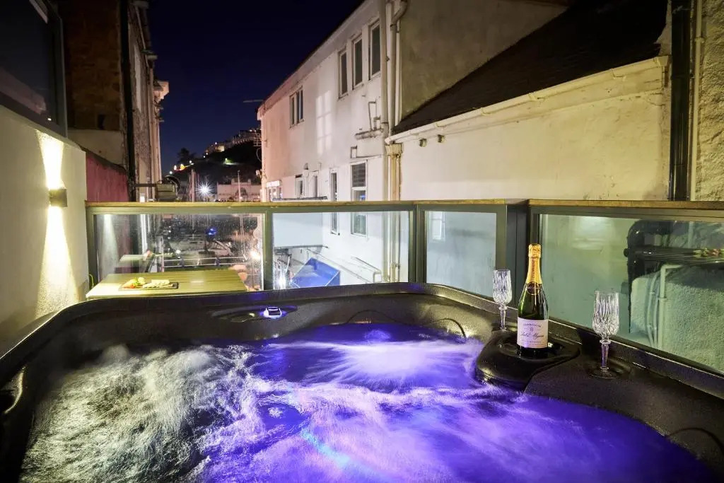 The Moorings - Duplex apartment on Torquay Marina with Hot Tub