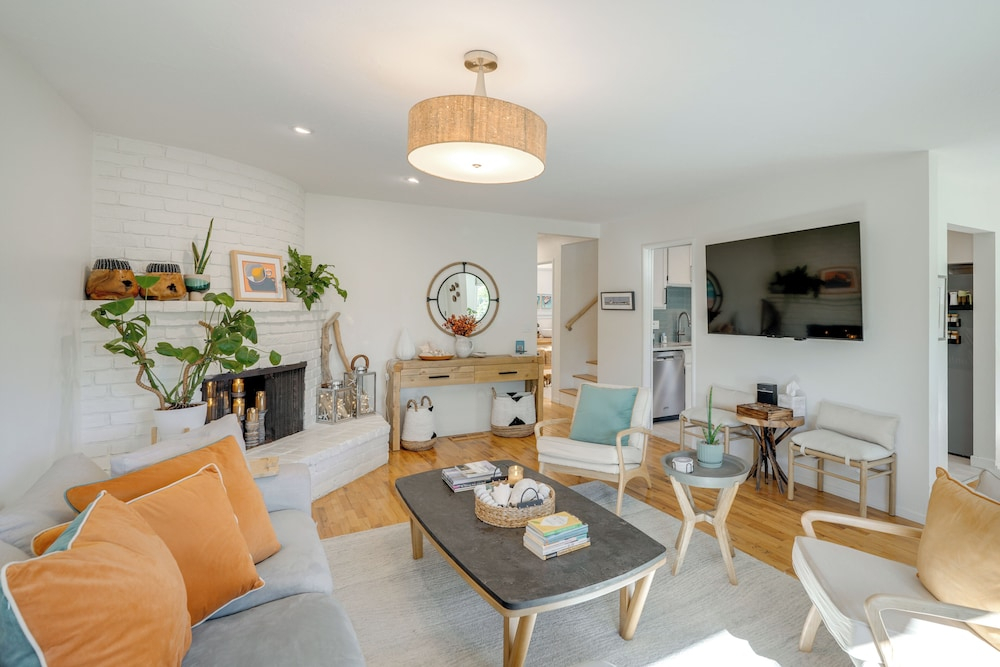 Seaside Home w/ Hot Tub & Patio: Close to Beaches!
