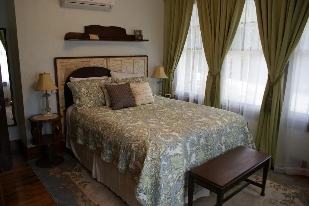 Inn the Oaks