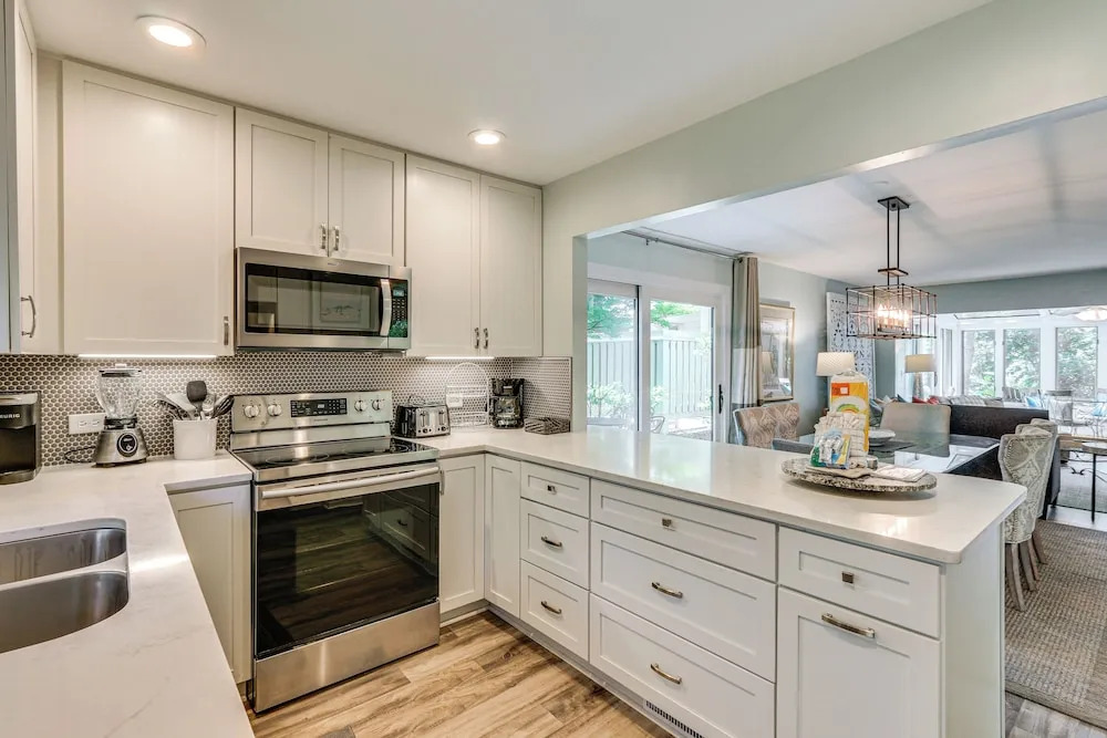 Modern Hilton Head Retreat: Walk to Beach & Golf!