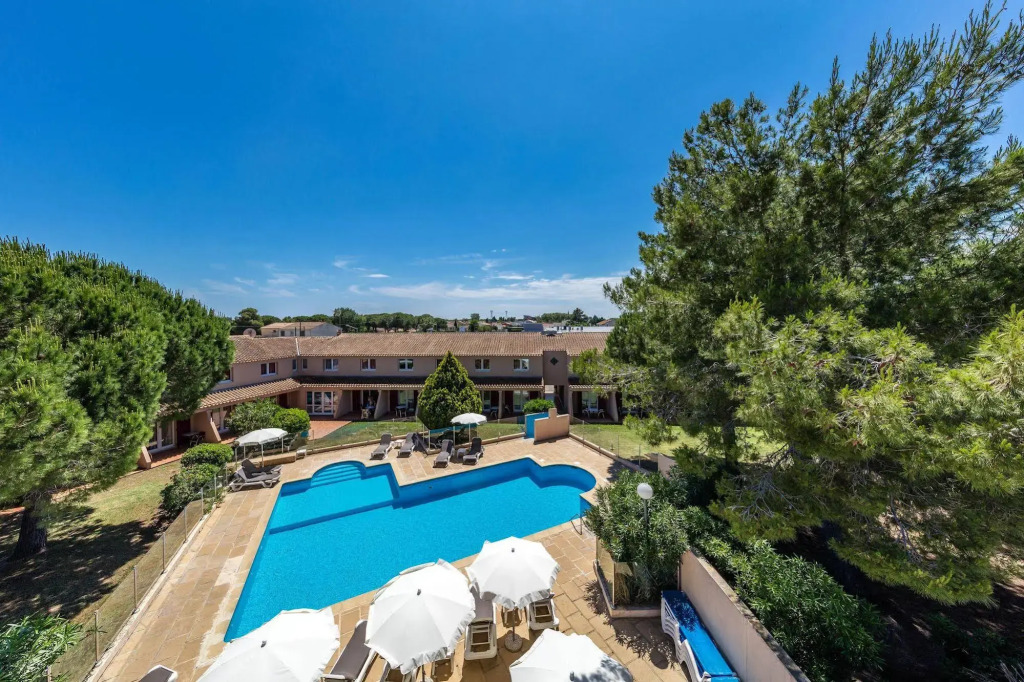 Artemia Aigues-Mortes - Hôtel avec piscine - Bornes électriques - Parking privé - Local vélo-moto