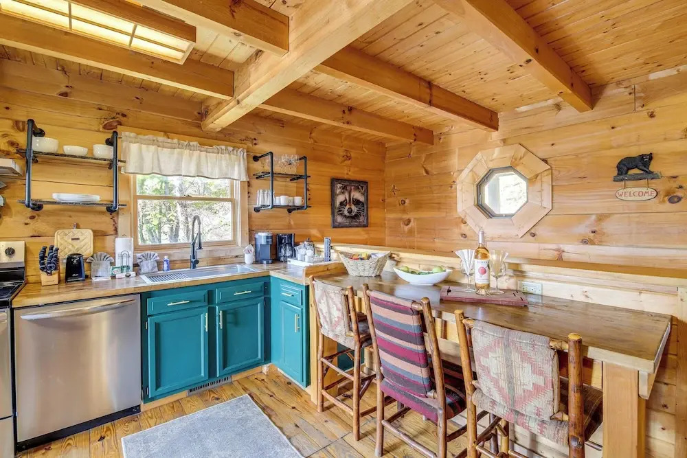 Mountain-view Deck Oasis: Cabin Near Attractions