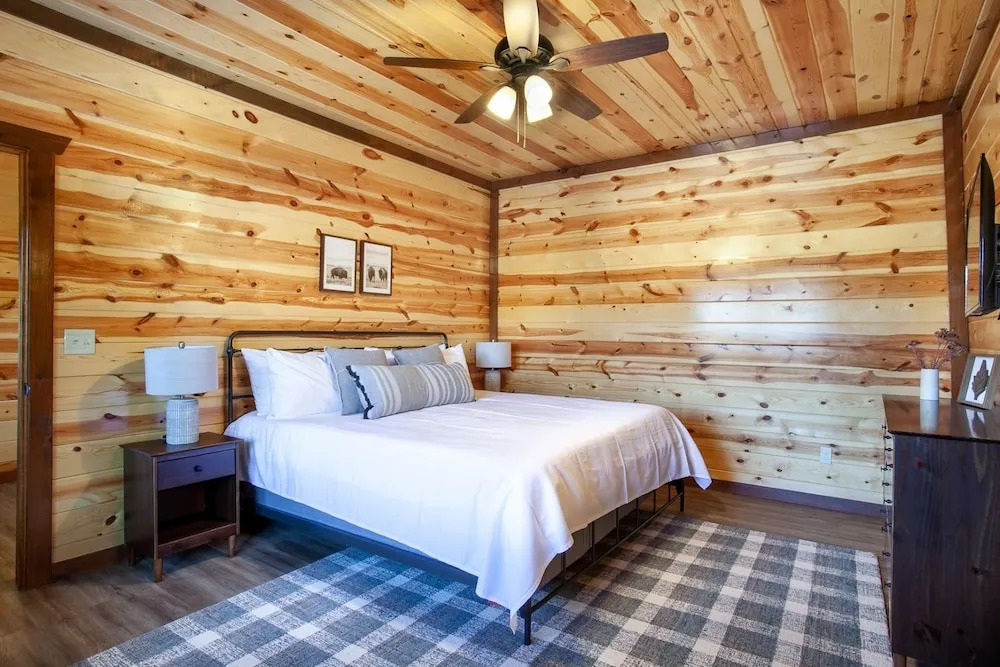 Splash Of Gatlinburg 6 Bedroom Cabin by RedAwning