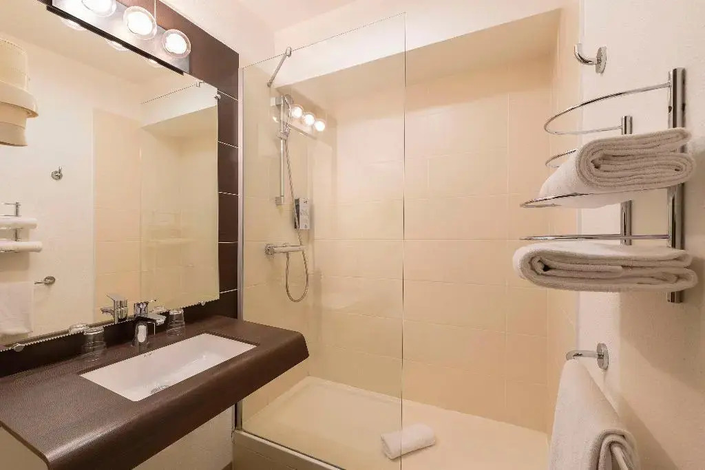 Kyriad Chambéry Centre - Hôtel et Résidence