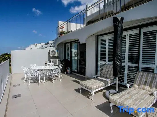 Oceanview 2BR Apt Umhlanga, Pool, Walk to Beach