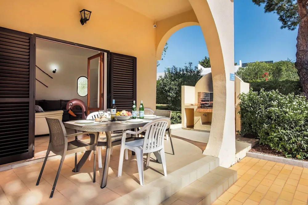 Exclusive Retreat in Vilamoura, Private Pool, Off-street Parking, Free AC & Wifi