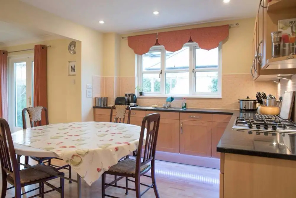5 Bedroom House With Free Parking
