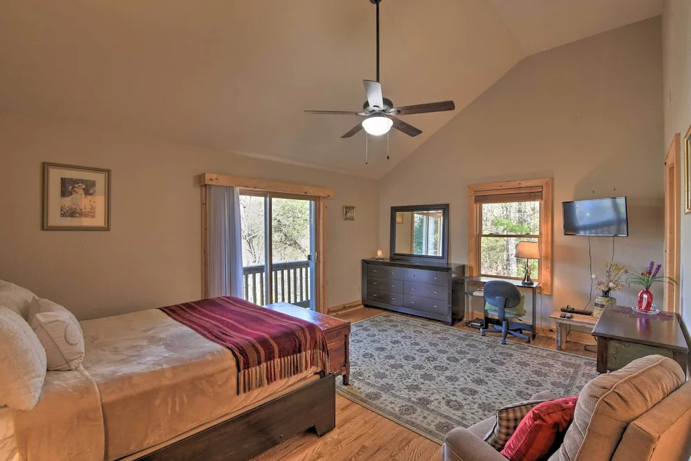 Spacious Lake Santeetlah Cottage w/ Lake Views!