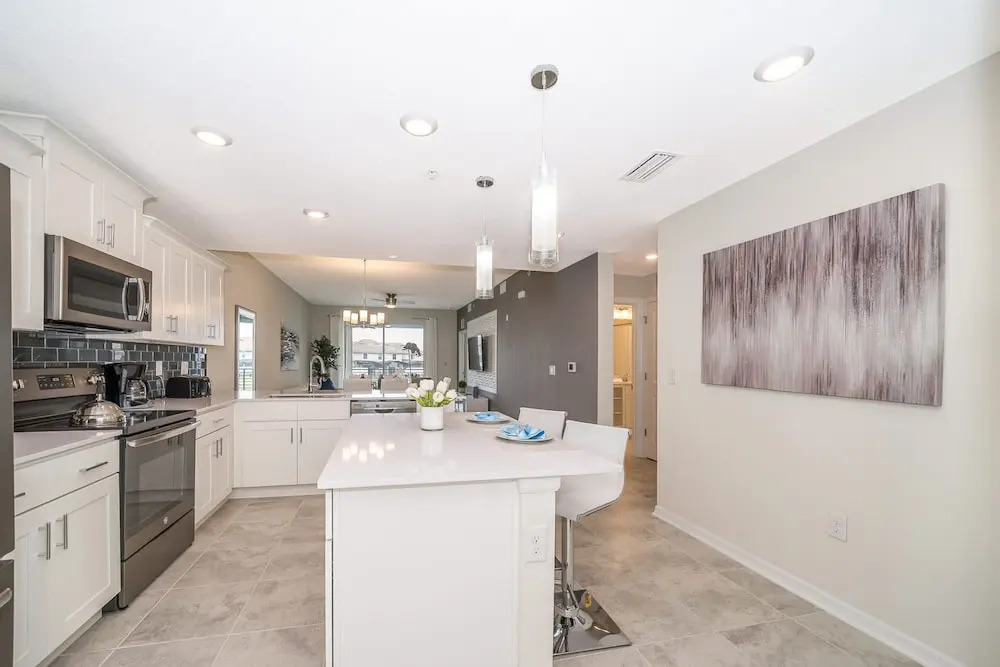 Elegant 2bed Condo in Storey Lake Prime Location