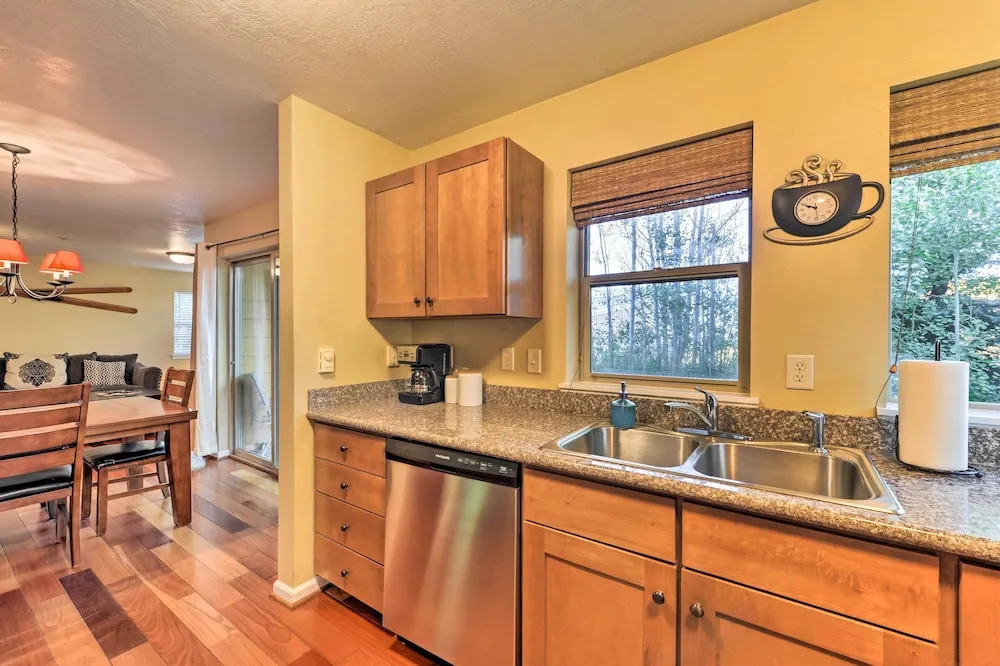 Near Skiing & Hiking: Inviting Retreat in Victor!