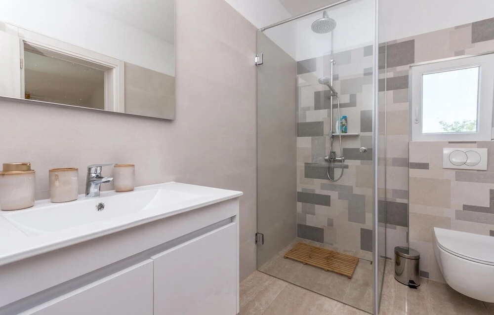 Stunning Home in Donje Rastane With Wifi, 4 Bedrooms and Outdoor Swimming Pool