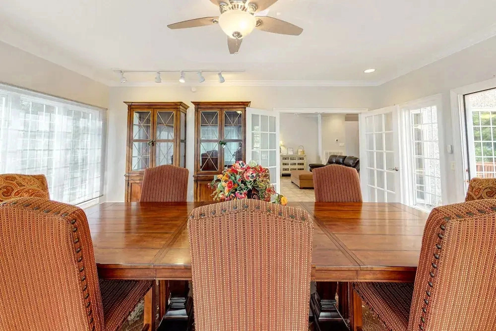 Beautiful Home With Modern Conveniences - Close to the Beach, Dogs Welcome