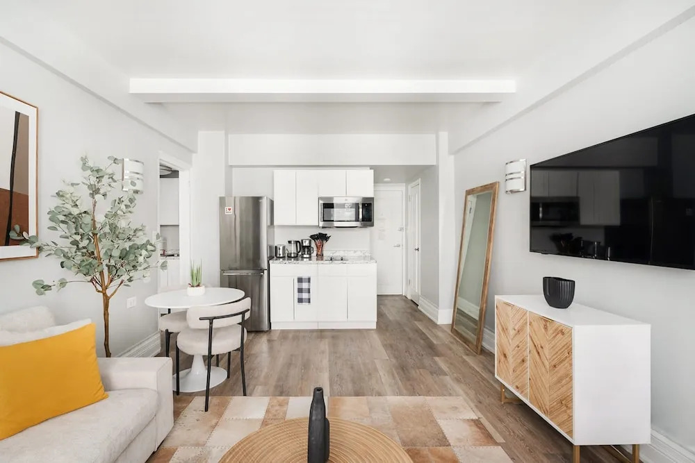 73-406 New 1BR 1bth UWS Doorman Gym