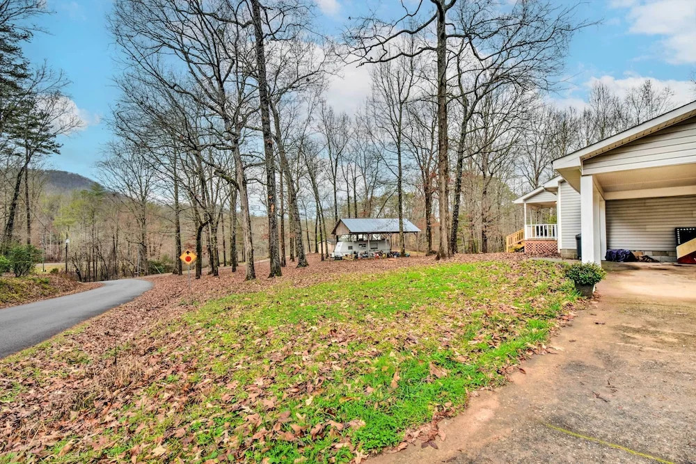 Beautiful Clarkesville Home about 8 Mi to Helen!