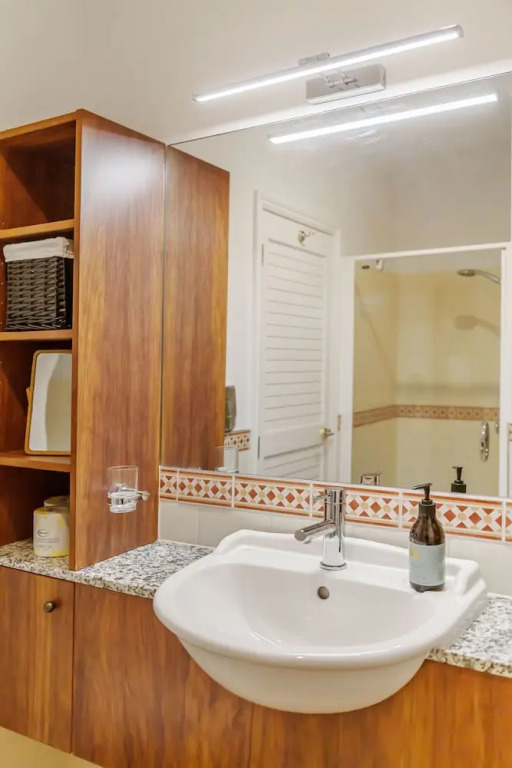 Elegant 2BR Princes Wharf Apartment