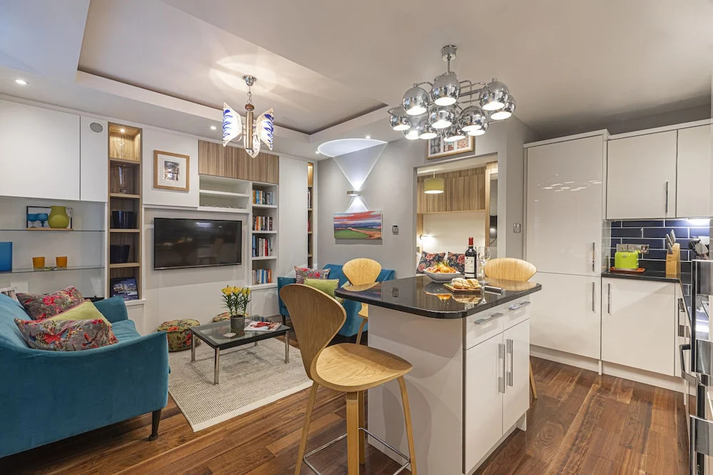 Monthly Discount! Self Isolation w/ Private Entrance and all Amenities, in Notting Hil