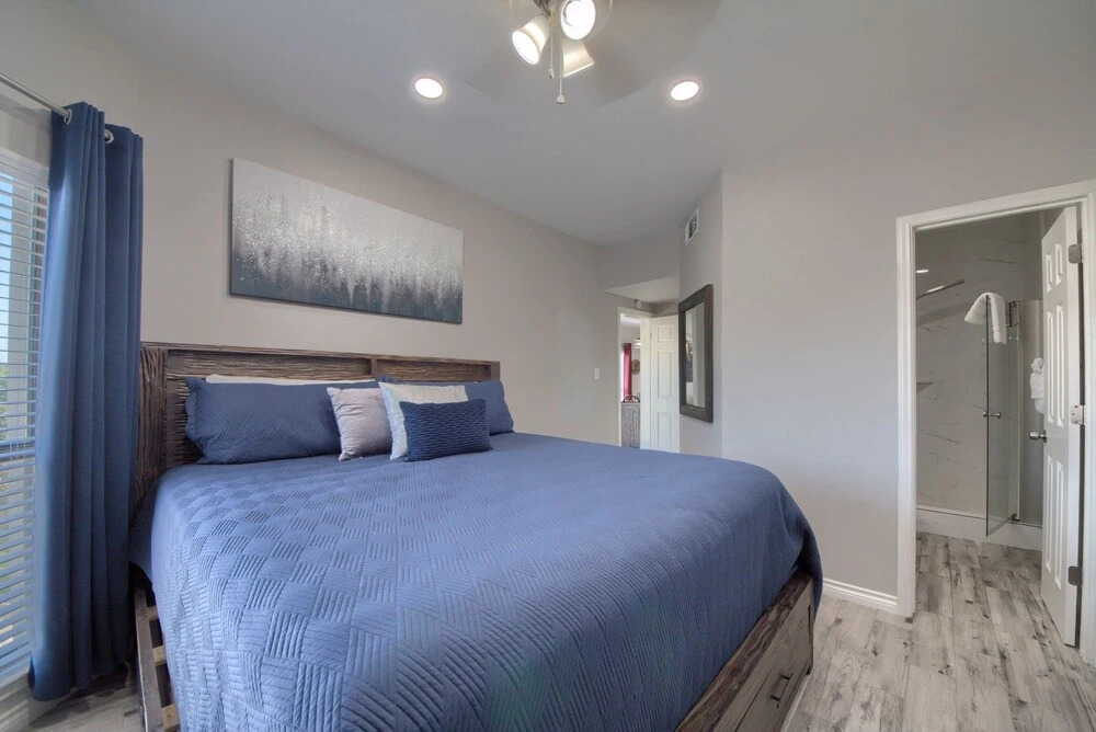 Wine & Dine IC 309 2 Bedroom Condo by RedAwning