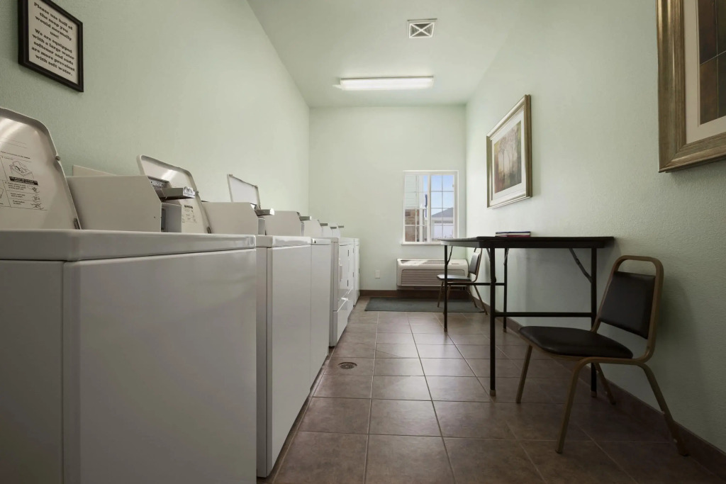 Days Inn & Suites by Wyndham Columbus NE