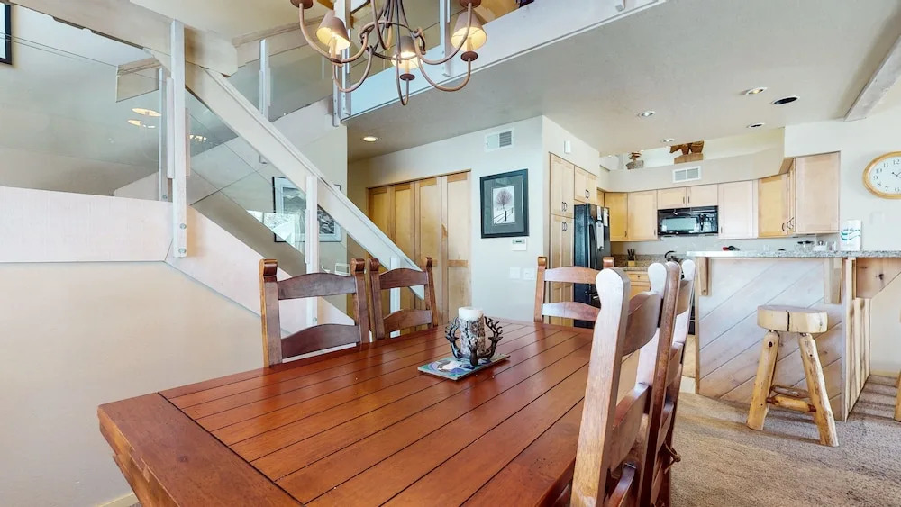 Snowcreek IV 622 Light, Bright and Updated, Walk to Snowcreek Athletic Club by RedAwning
