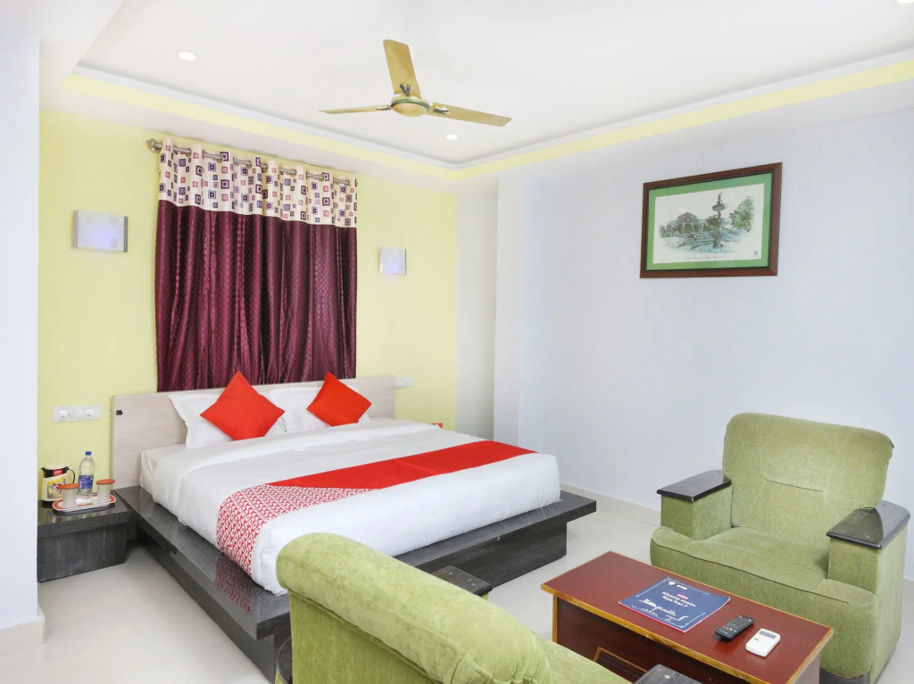 OYO 12765 Hotel Golden Rooms