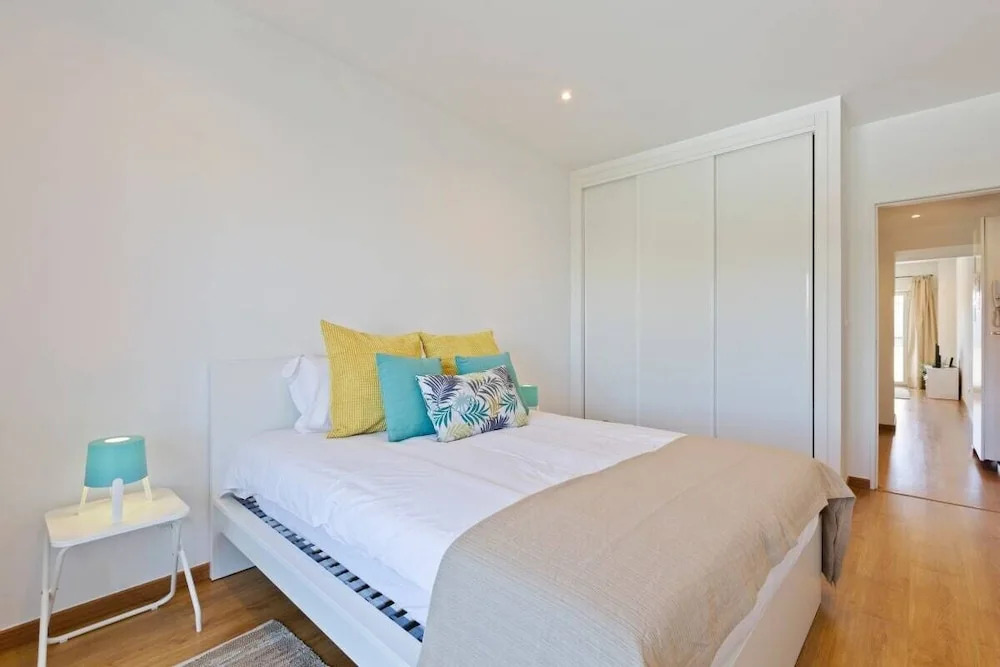 Spacious 1 Bed Apt w/Balcony, Sleeps 3