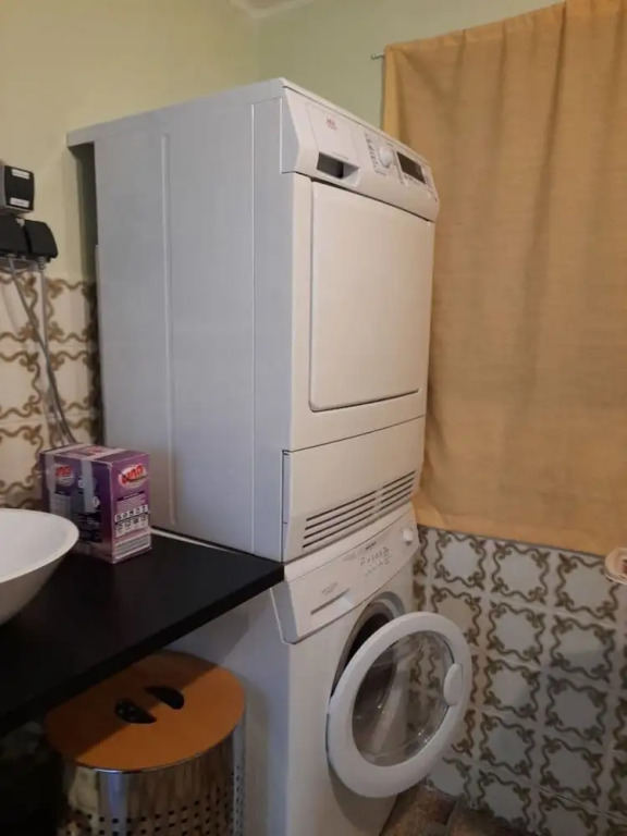 3 Bed House - Sleeps 6 - Parking - Wifi