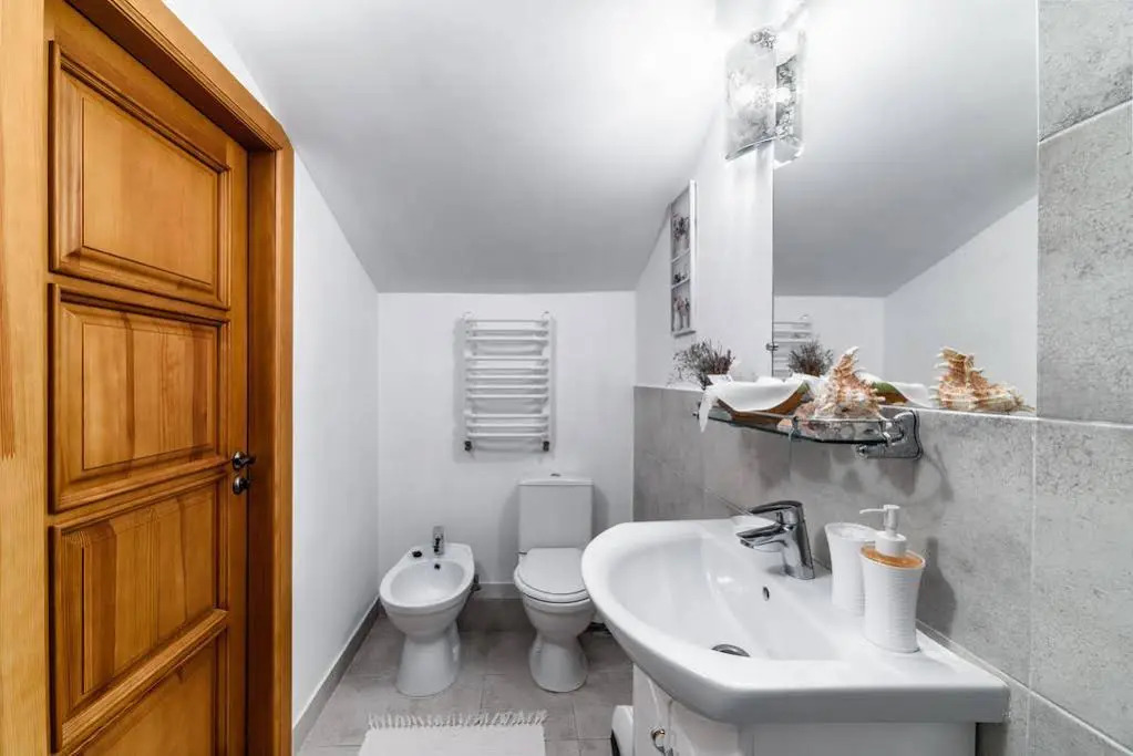 5 LVIV -APART дві кім ізольовані і кухня- студія з балконом тиха центр