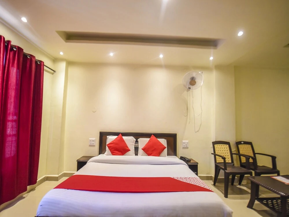 OYO 7905 Holiday Inn