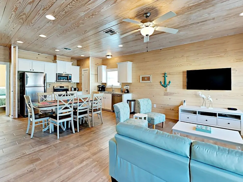 The Lemony Anemone 3 Bedrooms 2 Bathrooms Cottage