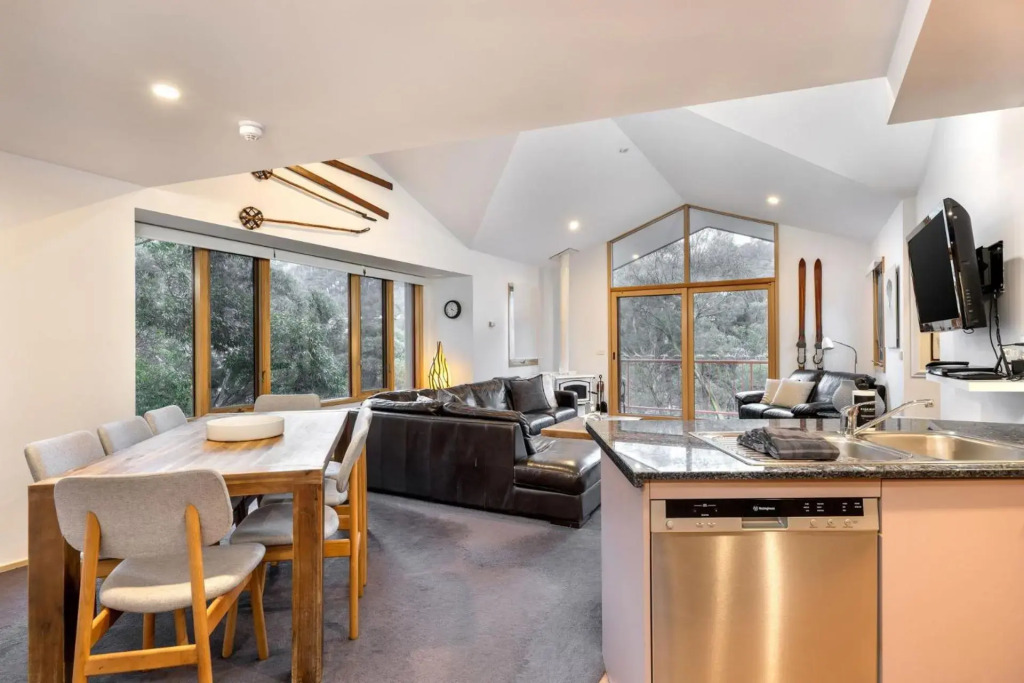 Lhotsky 3 Bedroom and loft with fireplace mountain views and 2 car spaces