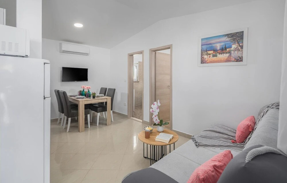 Amazing Home in Banjole With Wifi, 2 Bedrooms and Outdoor Swimming Pool