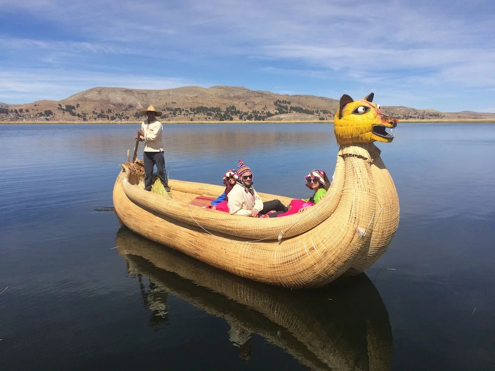 Atardecer Dorado en Uros & Titicaca Lodge Peru