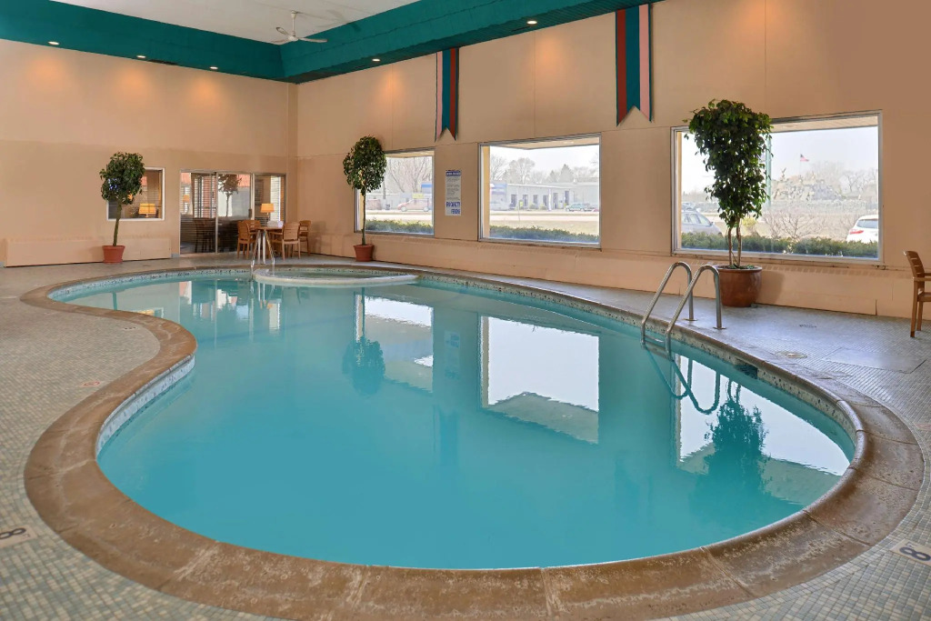 Americas Best Value Inn and Suites St. Cloud