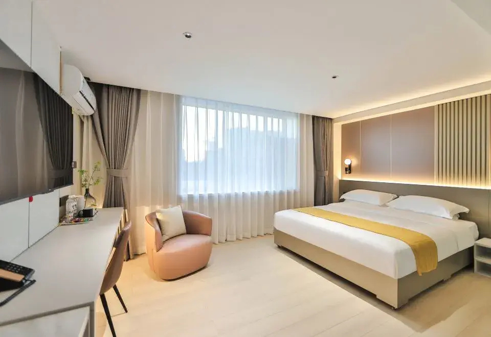 Holiday Inn Golden Hyatt (Yanji Yanbian University Department Store)