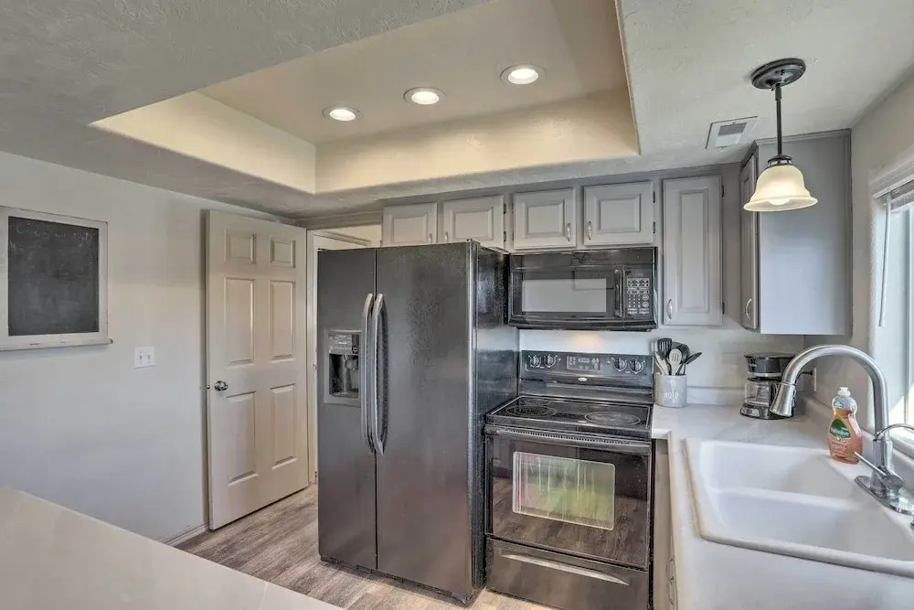 Washington Home w/ Private Hot Tub < 40 Mi to Zion