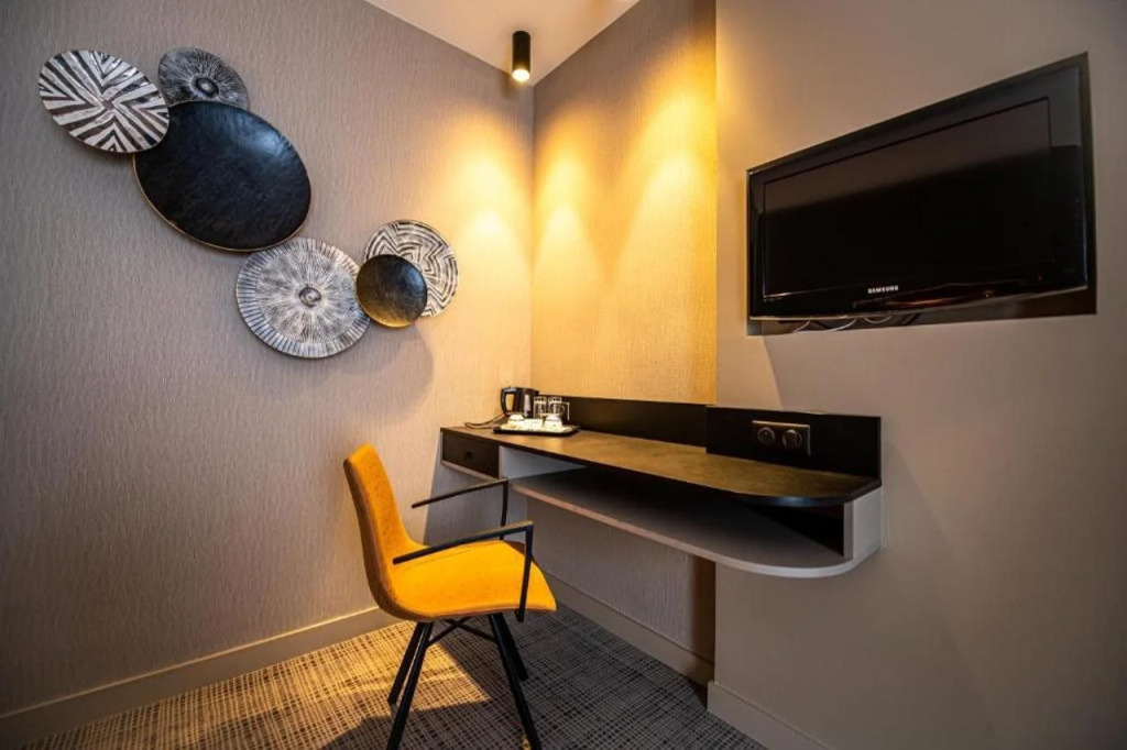 Отель LOGIS Hôtel Borel