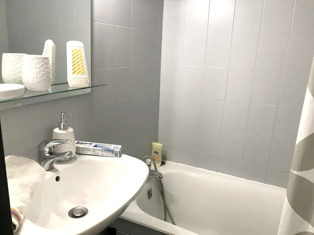 Studio In Nice With Balcony And Wifi 20 M From The Beach