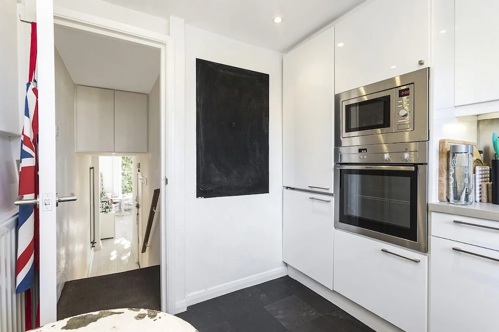 Well Presented one Bedroom Apartment Located in the Fabulous Notting Hill