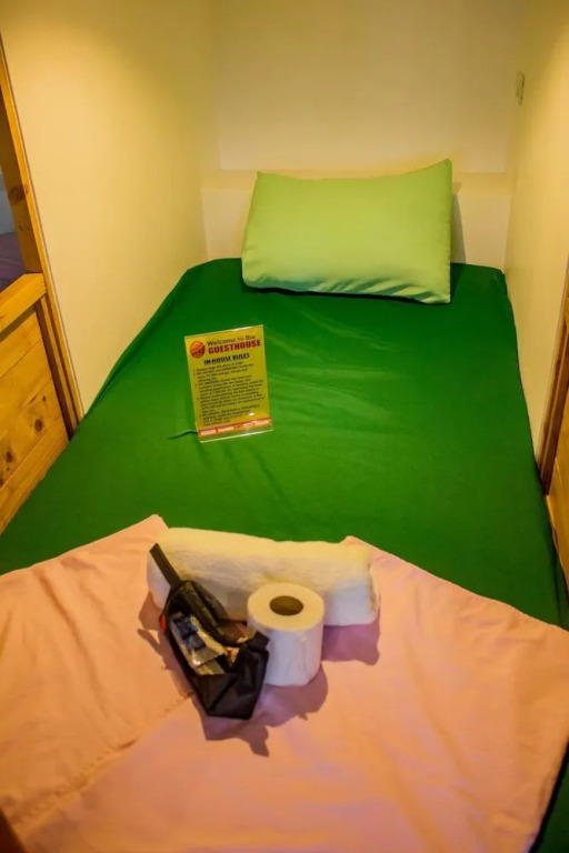 LUXS Capsule Hotel - Hostel - Adults Only