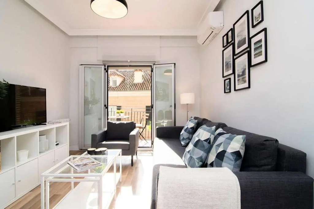 Sunny Apartment at the foot of Royal Palace by Batuecas