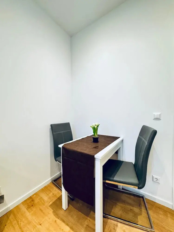 Bright Private Rooms in 4BR Apartment Near Kaufpark Alterlaa