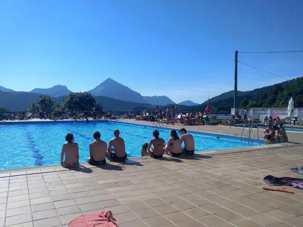Uxarte -Alojamiento, restaurante y piscinas