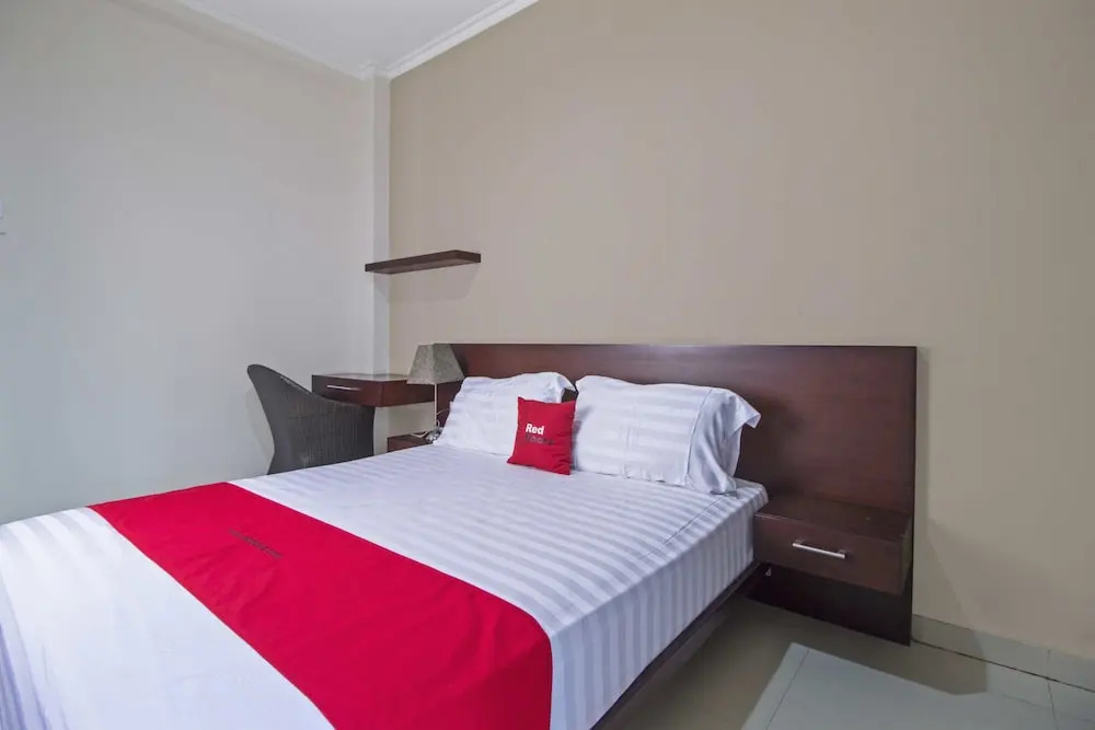RedDoorz Plus Near Ambassador Mall