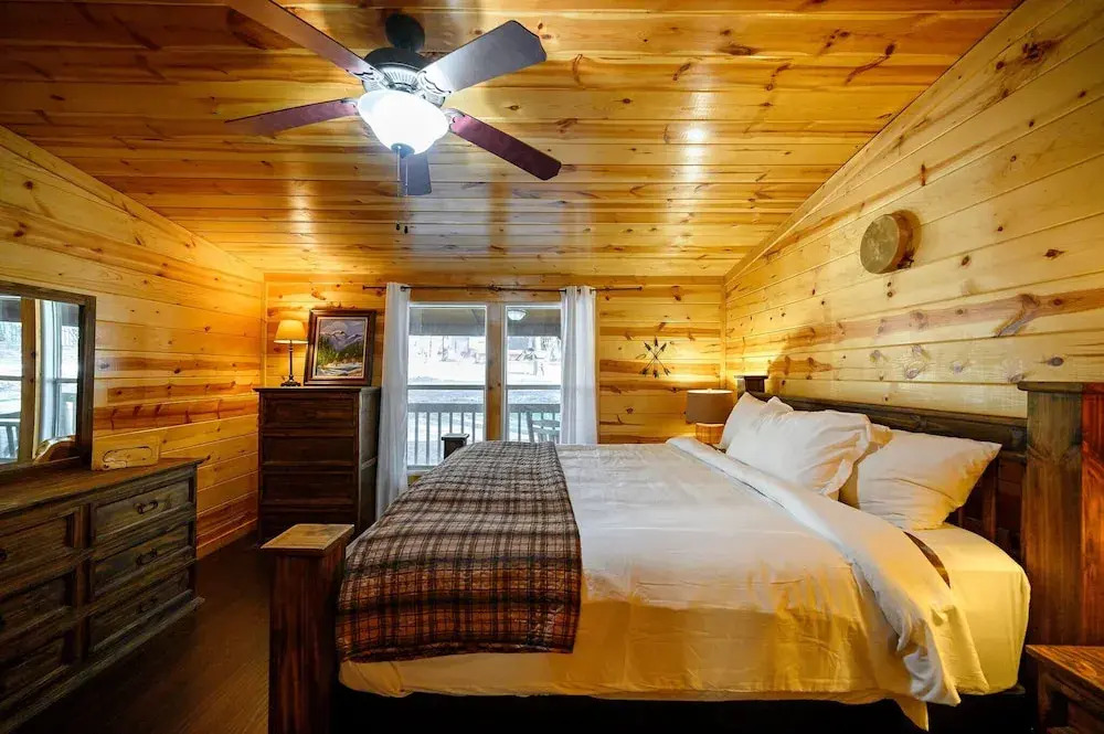 Outlaw Rose Cabin for 8!
