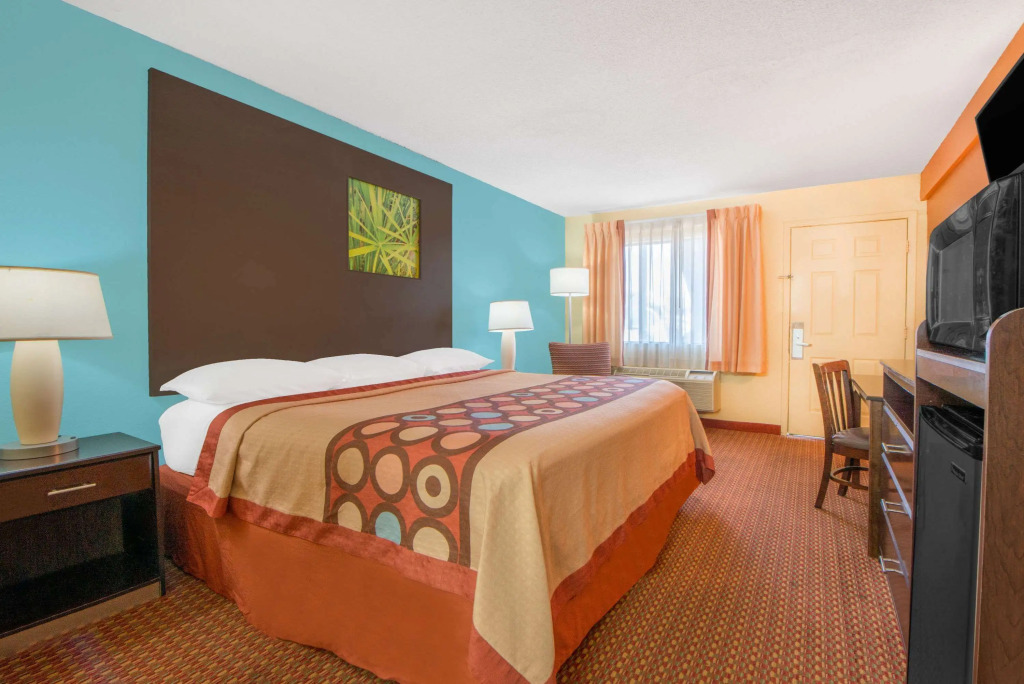 Super 8 by Wyndham Tulsa - Route 66