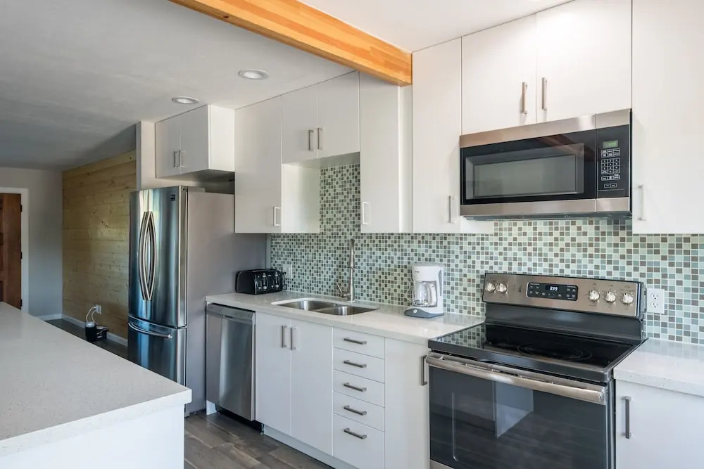 4BR Remodeled Classic near Old Town by WanderJaunt
