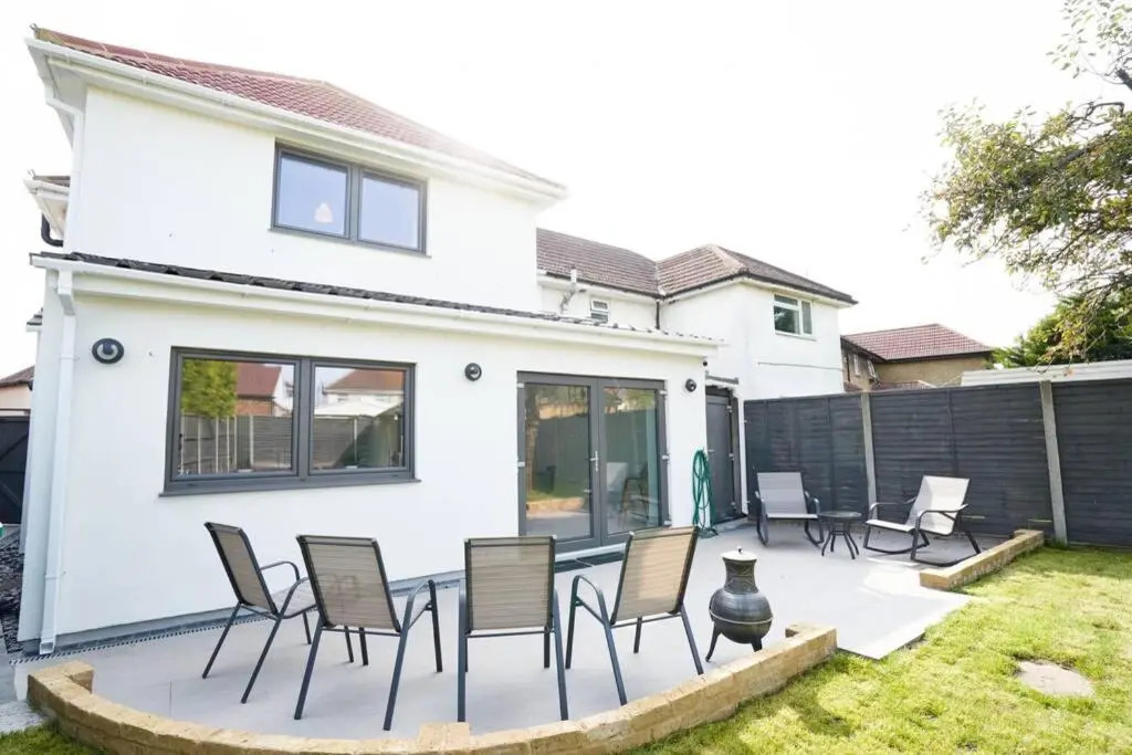 Home From Home - 4 Double Bed House with Parking